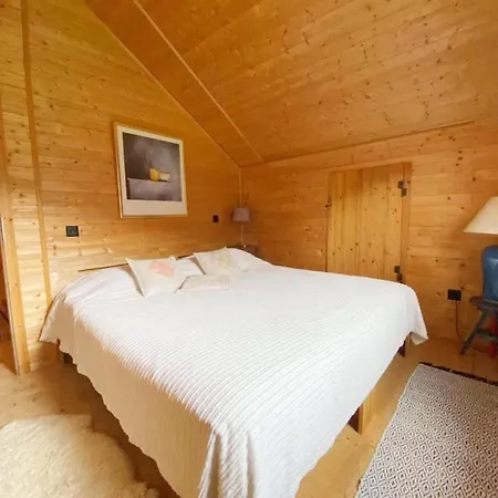 Chalet In Rossiniere Near Glacier & Lake 아파트 *